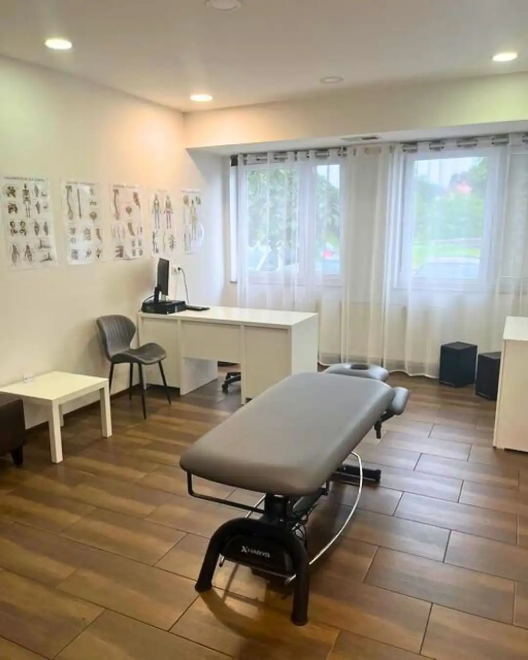 Kacper Gawroński w swoim gabinecie masażu w Brzegu, przy profesjonalnym stole do terapii manualnej