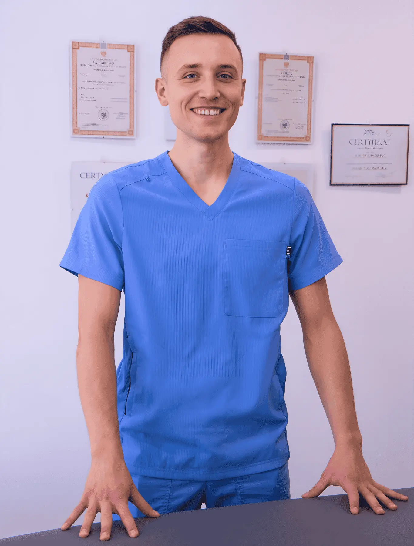 Kacper Gawroński - masażysta leczniczy przy stole do masażu