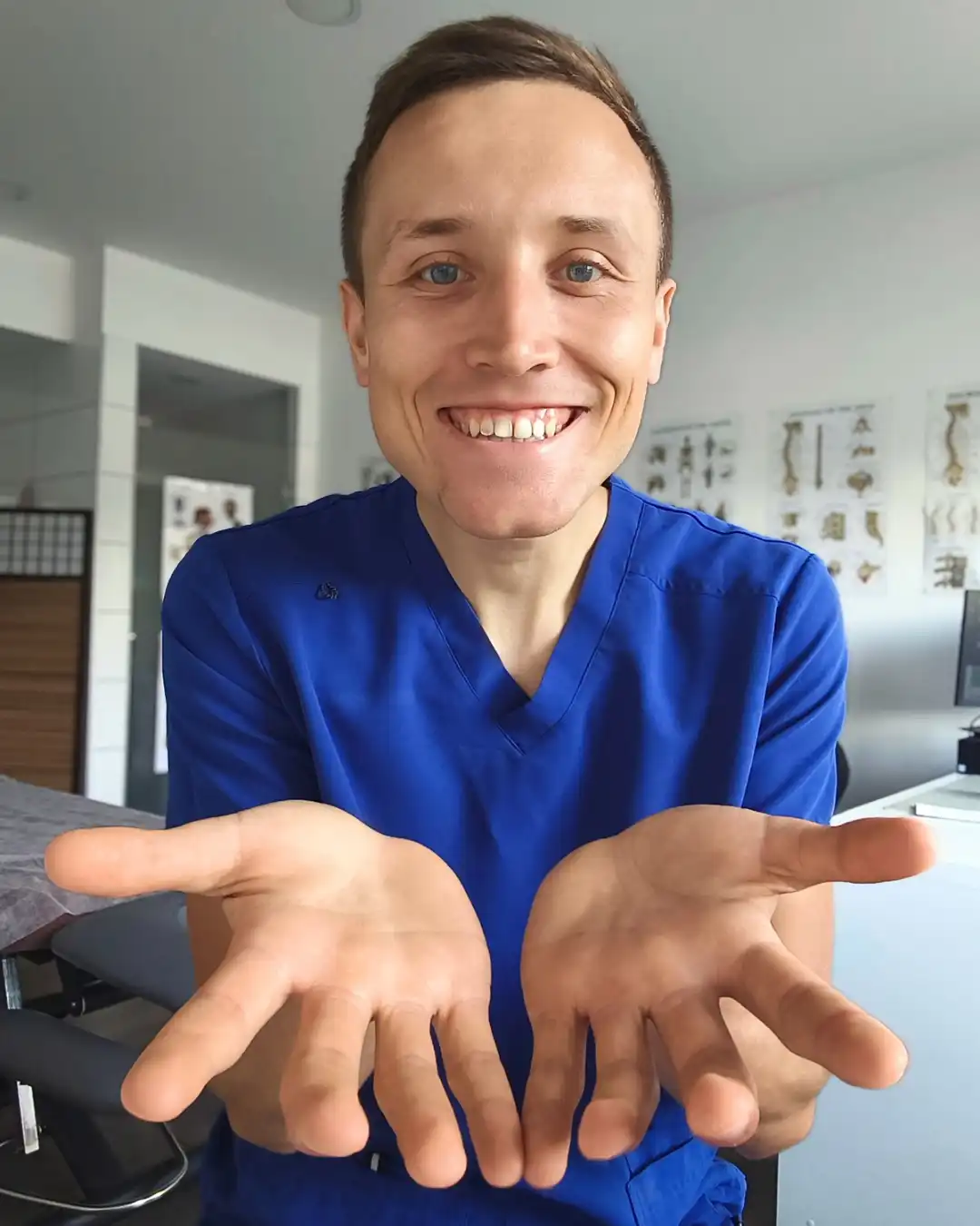 Kacper Gawroński – masażysta leczniczy w gabinecie Zdrowie Przez Dłonie, Brzeg