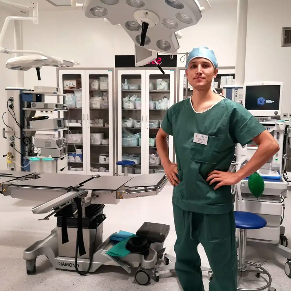 Kacper Gawroński podczas praktyk na bloku operacyjnym