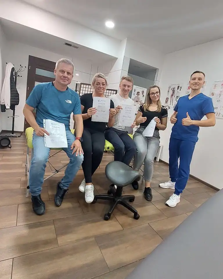 Kacper Gawroński prowadzący warsztaty z masażu – uczestnicy z dyplomami